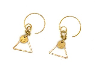 Aro triangular de oro forjado