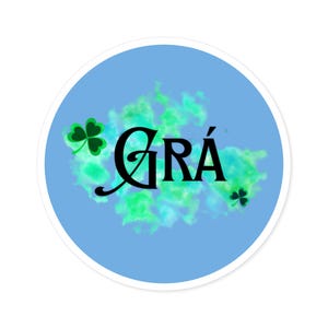 Stickers ronds, Sticker pour ordinateur portable Grá Love étudiant en langue irlandaise, Sticker vinyle imperméable intérieur extérieur, pare-chocs de voiture gaélique irlandais Shamrock,