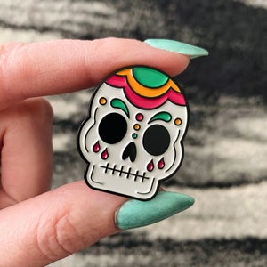 Fancy Skull Enamel Pin Sugar Skull Pin Spooky Cute Pin imagem 2