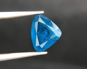 1.1カラットの希少なファセットカットの蛍光性アウイネ宝石