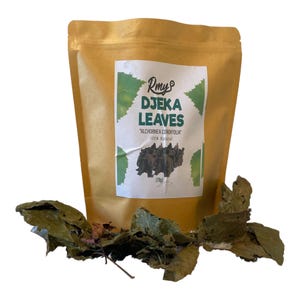 Peut inclure: Un sac en papier brun avec une étiquette blanche qui indique "Rmy's Djeka Leaves 'Alchornea cordifolia' 100% Naturel 170g". Le sac est rempli de feuilles vertes séchées.