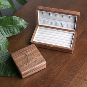 Benutzerdefinierte Walnuss Schmuckschatulle, personalisierte Holzkiste, Geschenk für Sie, Brautjungfer Geschenk, rustikales Geschenk für Mama, einzigartige Schmuckaufbewahrung