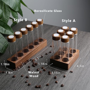Puede incluir: Dos soportes de madera con frascos de vidrio para guardar especias u otros art&iacute;culos peque&ntilde;os. Los soportes est&aacute;n hechos de madera de nogal y est&aacute;n etiquetados como "Estilo A" y "Estilo B". Los soportes miden 8,3 pulgadas de largo, 4,3 pulgadas de ancho y 1,18 pulgadas de alto. Los frascos de vidrio est&aacute;n hechos de vidrio de borosilicato.