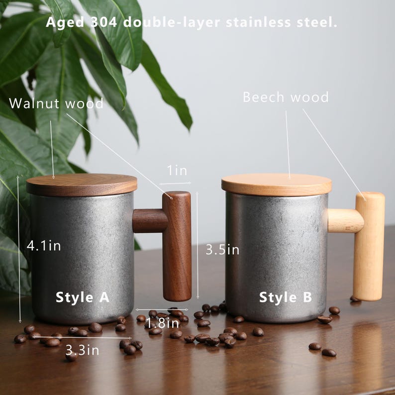 Pode incluir: Duas canecas de a&ccedil;o inoxid&aacute;vel com tampas e al&ccedil;as de madeira. A caneca &agrave; esquerda tem uma al&ccedil;a e uma tampa de madeira de noz, e a caneca &agrave; direita tem uma al&ccedil;a e uma tampa de madeira de faia. As canecas medem 4,1 polegadas de altura e 3,3 polegadas de largura. As canecas s&atilde;o etiquetadas como "Style A" e "Style B".