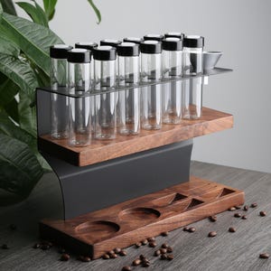 Tubos de almacenamiento de granos de café de nogal vintage, 12 tubos de dosificación de vidrio con válvula de escape unidireccional, soporte de almacenamiento de herramientas de café, ideal para uso en el hogar o en la cafetería