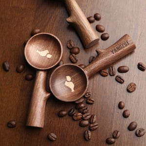 Cucchiaio per caffè in legno di noce personalizzato, cucchiaio dosatore per caffè personalizzato, regalo di caffè ecologico, ottimo per gli amanti del caffè, ideale per uso domestico e al bar