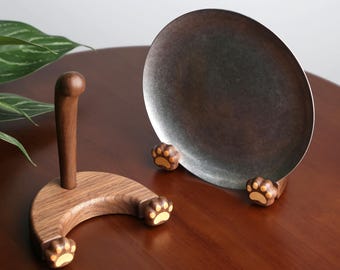 Walnuss Katzenpfote Plattenhalter, personalisierter Holzständer