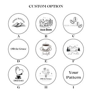 Pode incluir: Um gr&aacute;fico mostrando 9 op&ccedil;&otilde;es diferentes para adesivos redondos personalizados. As op&ccedil;&otilde;es incluem uma cena de montanha, uma x&iacute;cara de caf&eacute;, um cora&ccedil;&atilde;o, flores e uma op&ccedil;&atilde;o em branco para um design personalizado. O texto "CUSTOM OPTION" est&aacute; no topo do gr&aacute;fico.