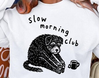 Camiseta con estampado de perro estirándose, camiseta divertida con postura de yoga, regalo para amantes de los perros en formato PNG, arte de cachorro adorable, ropa estilo linograbado retro, camiseta del club Slow Morning.