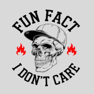 Peut inclure: Illustration en noir et blanc d'un crâne portant une casquette de baseball, avec le texte "FUN FACT" au-dessus et "I DON'T CARE" en dessous. Des flammes rouges sont de chaque côté du crâne, sur fond gris clair.