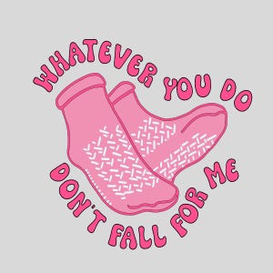 Puede incluir: Calcetines rosas con agarres antideslizantes blancos, con el texto "WHATEVER YOU DO DON'T FALL FOR ME" en fuente de burbujas. El diseño está sobre un fondo gris claro, creando un diseño divertido y llamativo.