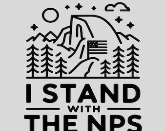 Może przedstawiać: Czarno-biała ilustracja liniowa Half Dome w Parku Narodowym Yosemite z tekstem "I Stand With The NPS".
