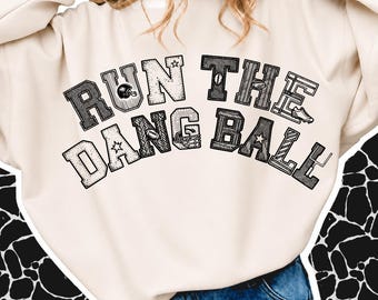 Run The Dang Ball PNG, diseño de sublimación para día de partido de fútbol, imágenes prediseñadas de letras universitarias desgastadas, gráfico para camiseta de equipo deportivo, fútbol retro
