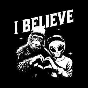 Pode incluir: Ilustração em preto e branco de um Pé Grande e um alienígena de mãos dadas e formando um coração com as mãos. O texto "I BELIEVE" está acima deles.