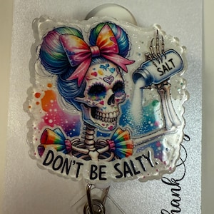 "Skelett ""Don't be salty"" Ausweisrolle, Lustiges Krankenschwester Geschenk, einziehbarer Ausweishalter, Einzigartiges Arbeitsabzeichen