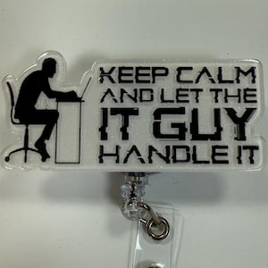 Può includere: Portabadge bianco con una silhouette nera di una persona seduta davanti a un computer. Il testo dice "Keep Calm and Let the IT Guy Handle It".