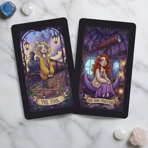 Può includere: Due carte dei tarocchi rettangolari con bordi neri. La carta a sinistra, etichettata THE FOOL, mostra una persona bionda con una valigia vicino a un treno. La carta a destra, etichettata THE HIGH PRIESTESS, mostra una persona dai capelli rossi.