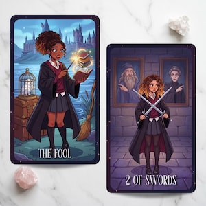 Pode incluir: Duas cartas de tarot retangulares com ilustrações de desenhos animados. A carta da esquerda intitulada THE FOOL mostra um estudante com uma varinha levitando livros. A carta da direita 2 OF SWORDS mostra um estudante com duas espadas.
