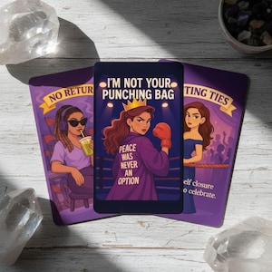 Może przedstawiać: Trzy fioletowe karty z ilustracjami i tekstem. Środkowa karta głosi "I'M NOT YOUR PUNCHING BAG" z kobietą na ringu bokserskim. Pozostałe karty mają ilustracje kobiet i tekst. Widoczny jest również tekst "PEACE WAS NEVER AN OPTION".