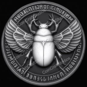 Könnte beinhalten: Eine Silbermünze mit einem detaillierten Bild eines Skarabäus mit ausgebreiteten Flügeln. Die Münze trägt die Aufschrift "REDUCTIOR OF ICINUMUM" am Rand.