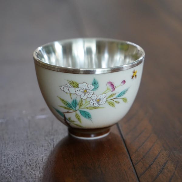 Taza de té de plata pura 990: diseño de pájaros y flores Miao, platería tradicional