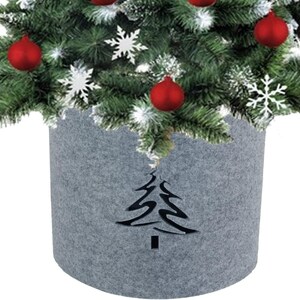 Könnte beinhalten: Ein grauer Weihnachtsbaumkragen aus Filz mit einem ausgeschnittenen Baumdesign. Der Kragen umgibt einen geschmückten Weihnachtsbaum mit roten Kugeln und Schneeflocken-Dekorationen. Eine dekorative Alternative zum Baumrock.