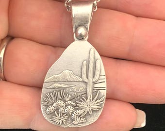 Handgjort halsband med sydvästra högökenscener: Antika silveragave-saguarokaktussmycken
