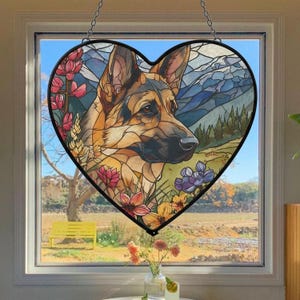 Pode incluir: Uma placa de madeira rústica com o texto "Welcome to our home" em letras brancas. A placa apresenta um acabamento desgastado e um design simples e acolhedor.