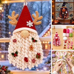 Può includere: Una decorazione da parete a forma di gnomo all'uncinetto con un cappello rosso a punta, corna di renna color marrone chiaro e un fiocco di neve bianco. Lo gnomo ha un naso color marrone chiaro e una lunga barba bianca riccia decorata con piccoli ornamenti all'uncinetto tra cui un omino di pan di zenzero, agrifoglio e una calza rossa.