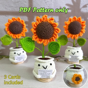 Puede incluir: Patrón de crochet para una planta de girasol en una maceta con una cara linda y una tarjeta que dice "Planta de apoyo emocional. La vida puede ser difícil a veces, pero recuerda que tú también lo eres!"