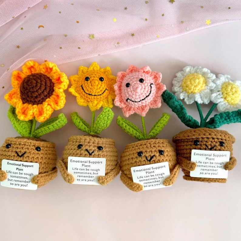 Nuevo set de regalo de apoyo emocional: flores de crochet hechas a mano en maceta (girasol/margarita), decoración de escritorio con flores de crochet, regalo para ella y para el Día de la Madre. imagen 9