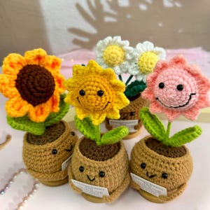 Nuevo set de regalo de apoyo emocional: flores de crochet hechas a mano en maceta (girasol/margarita), decoración de escritorio con flores de crochet, regalo para ella y para el Día de la Madre. imagen 8
