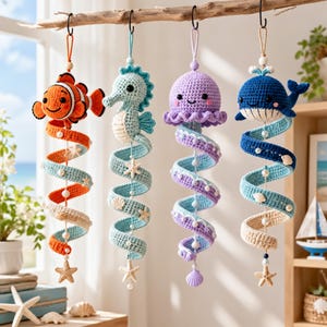 Puede incluir: Cuatro adornos colgantes de ganchillo con forma de pez payaso, caballito de mar, medusa y ballena. Cada criatura marina está unida a una cola de ganchillo en espiral decorada con pequeñas cuentas blancas y estrellas de mar o conchas.