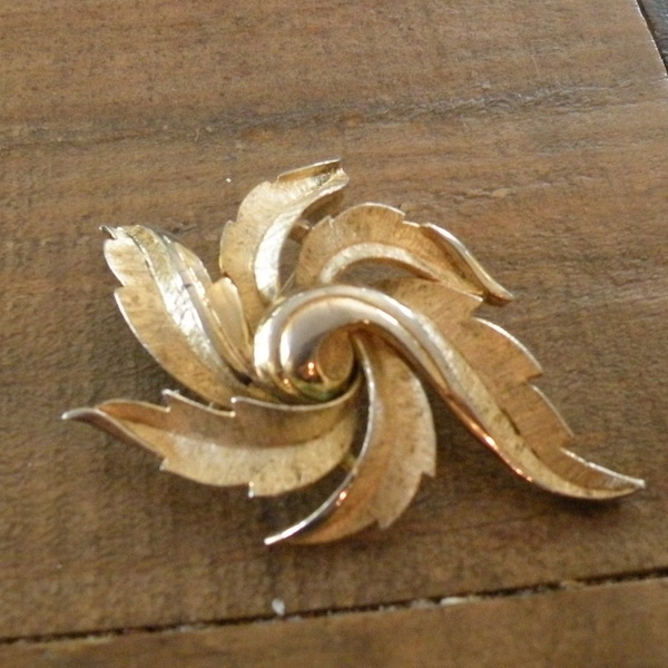 Trifari Florentine Abstract Swirl Brooch, Gold Tone Vintage Costume Jewelry from the 1960s