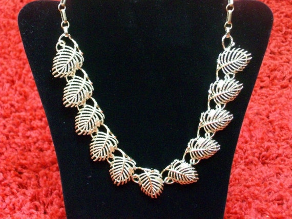 Lisner Leaf Link Necklace from the 1960s, Retro V… - image 2