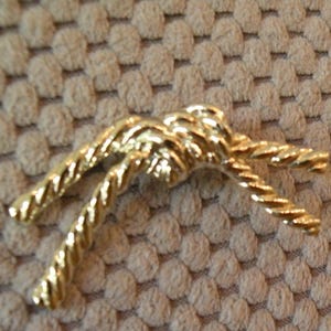 Twisted Ribbon Knot Brooch Vintage Silver Tone 1980s Summer Costume Jewelry, Ladies Fashion Pin Jewelry, Love Knot Retro Pin for Ladies