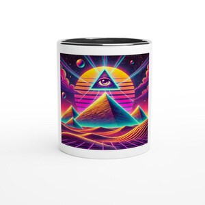 Könnte beinhalten: Weißer Keramikbecher mit schwarzem Innenraum und einem Retro-Grafikdesign. Das Design zeigt eine Pyramide mit einem Auge, eine untergehende Sonne, Pyramiden und ein Gittermuster, alles in Neonfarben. Geeignet für heiße oder kalte Getränke.