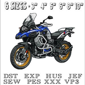 Puede incluir: Diseño de motocicleta bordada en azul, negro y plateado, con detalles dorados en las ruedas. El diseño está disponible en seis tamaños, que van desde 7,6 cm hasta 25,4 cm. La imagen también incluye texto que indica diferentes formatos de archivo.