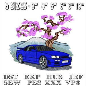 Puede incluir: Diseño bordado con un coche deportivo azul, un árbol en flor y una montaña. El texto superior dice "6 SIZES - 3" 4" 5" 6" 8" 10"" y el texto inferior incluye "DST EXP HUS JEF SEW PES XXX VP3".