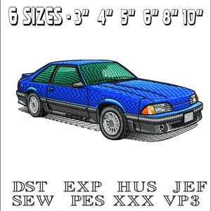 Könnte beinhalten: Ein Stickmuster eines blauen Ford Mustang Autos, erhältlich in sechs Größen: 3 Zoll, 4 Zoll, 5 Zoll, 6 Zoll, 8 Zoll und 10 Zoll. Das Design ist in den Formaten DST, EXP, HUS, JEF, SEW, PES, XXX und VP3 verfügbar.