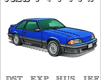 Może przedstawiać: Wzór haftu przedstawiający niebieski samochód Ford Mustang, dostępny w sześciu rozmiarach: 3 cale, 4 cale, 5 cali, 6 cali, 8 cali i 10 cali. Wzór jest dostępny w formatach DST, EXP, HUS, JEF, SEW, PES, XXX i VP3.