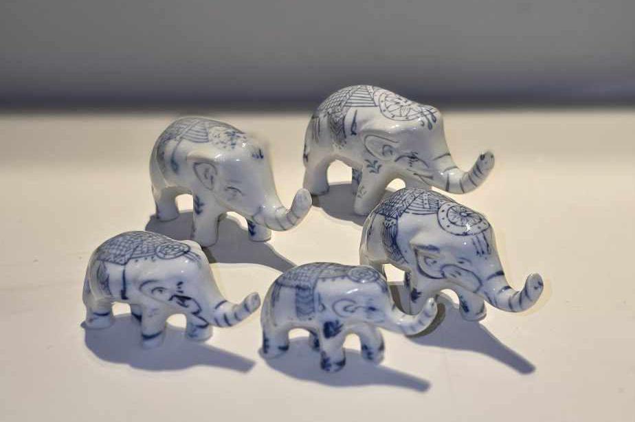 Éléphant vintage en céramique blanche, figurine naturaliste - France