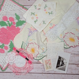 Kit de inspiración para manualidades de más de 8 piezas, tablero de estado de ánimo, lino rosa, pañuelos bordados, encaje de crochet, collage de tela, fragmentos de efímeras, puntada lenta
