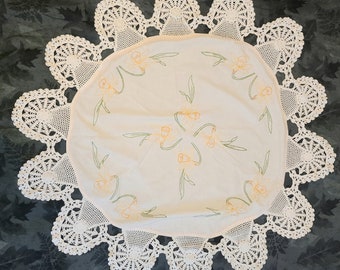 Vintage Embroidered Round Tablecloth Daffodils Crochet Border Vintage Table Linens