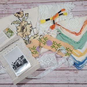 Kit de inspiración para manualidades de 13 piezas, tablero de estado de ánimo, lino vintage, pañuelos bordados, encaje de crochet, collage de tela, efímera, fragmento, puntada lenta