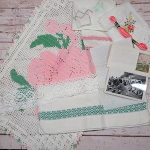 Kit de inspiración para manualidades de 9 piezas, tablero de estado de ánimo, pañuelos bordados vintage en rosa y verde, tejido de encaje de ganchillo, collage de efímeras, puntada lenta