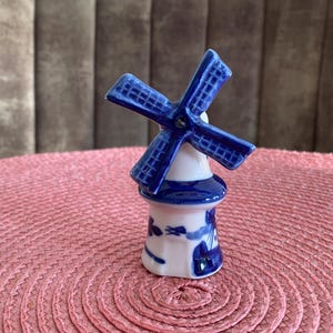 Vintage Delft Blue Windmill Pepper Shaker – Handpainted Dutch Porcelain, Rotating Metal Blades, Signed Holland 1960s