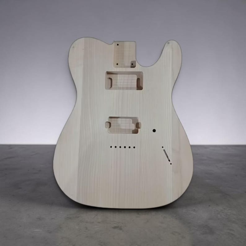 Pu&ograve; includere: Corpo di chitarra in legno non rifinito con ritagli per pickup, controlli e manico. La venatura del legno di colore chiaro &egrave; visibile e il corpo ha una forma classica da chitarra elettrica. Il corpo &egrave; pronto per la personalizzazione.