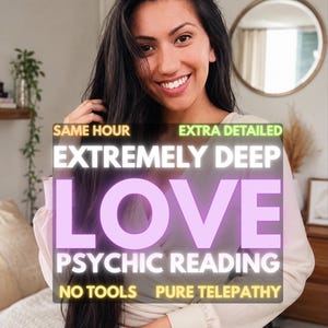 Peut inclure: Un haut à manches longues beige clair avec le texte superposé : SAME HOUR, EXTRA DETAILED, EXTREMELY DEEP LOVE, PSYCHIC READING, NO TOOLS, PURE TELEPATHY. Le vêtement présente une encolure croisée et des poignets ajustés sur les manches.