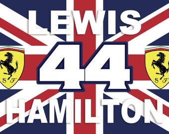 Pode incluir: Uma bandeira de corrida branca e azul com o design da Union Jack. A bandeira tem as palavras "LEWIS HAMILTON" e o número "44" em branco. A bandeira também tem dois logotipos da Ferrari amarelos e vermelhos com um cavalo preto.